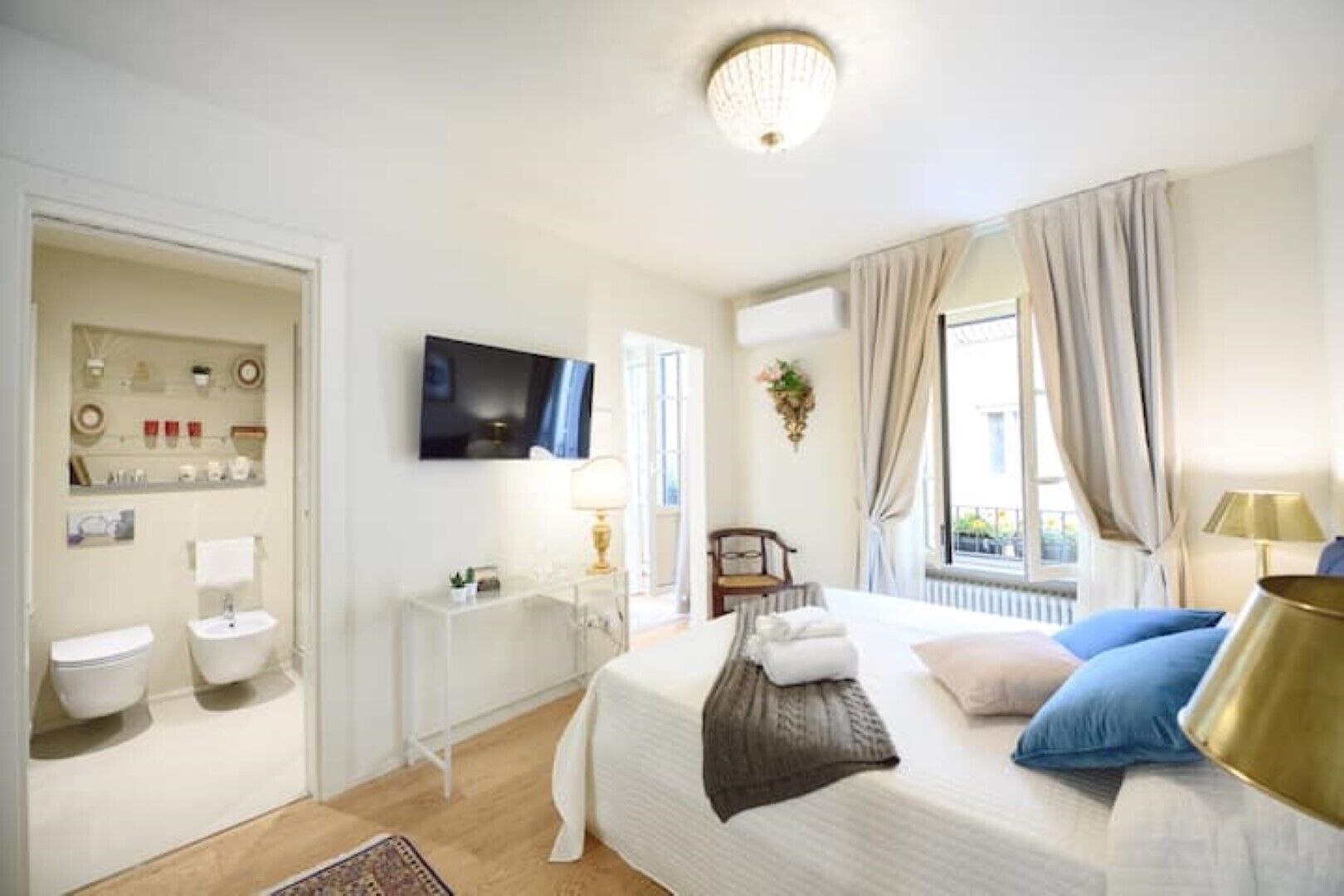 2 camere, una scrivania, ferro/asse da stiro, culla da viaggio