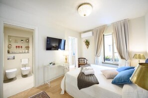 2 makuuhuonetta, työpöytä, silitysrauta/-lauta, vauvan matkasänky