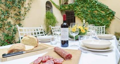 Corte Paolina - charming courtyard inside Lucca