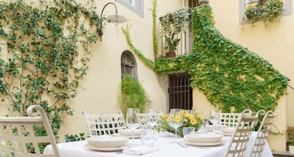 Corte Paolina - charming courtyard inside Lucca
