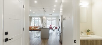 Luxurious Niagara 3 Bdr Townhouse /Garage