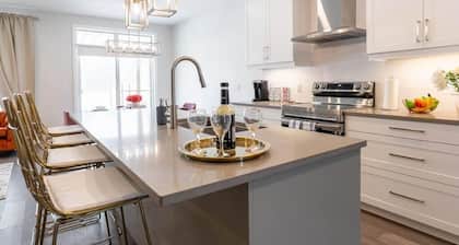 Luxurious Niagara 3 Bdr Townhouse /Garage