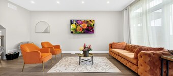 Luxurious Niagara 3 Bdr Townhouse /Garage