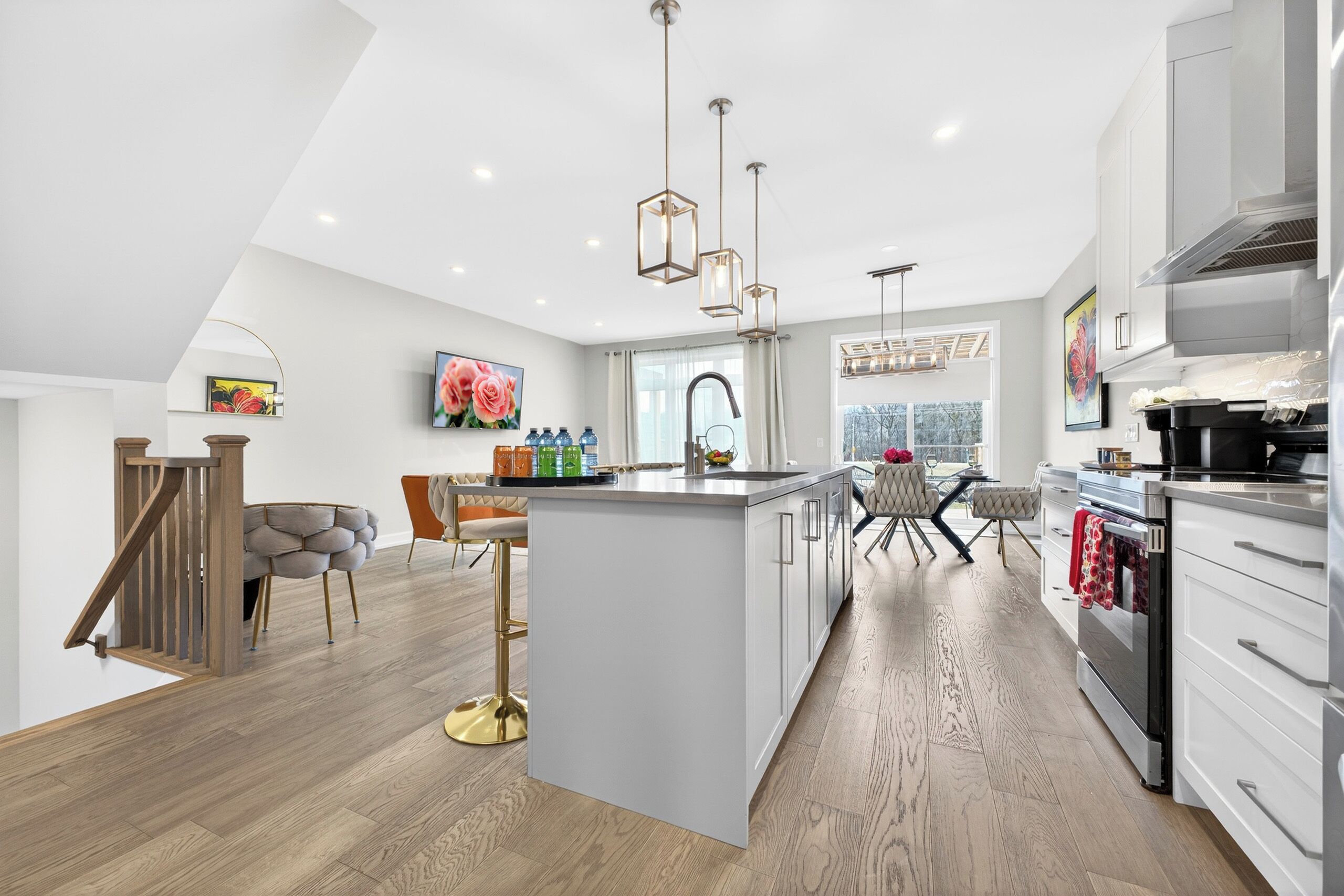 Jääkaappi, mikroaaltouuni, uuni, liesi