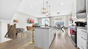 Jääkaappi, mikroaaltouuni, uuni, liesi