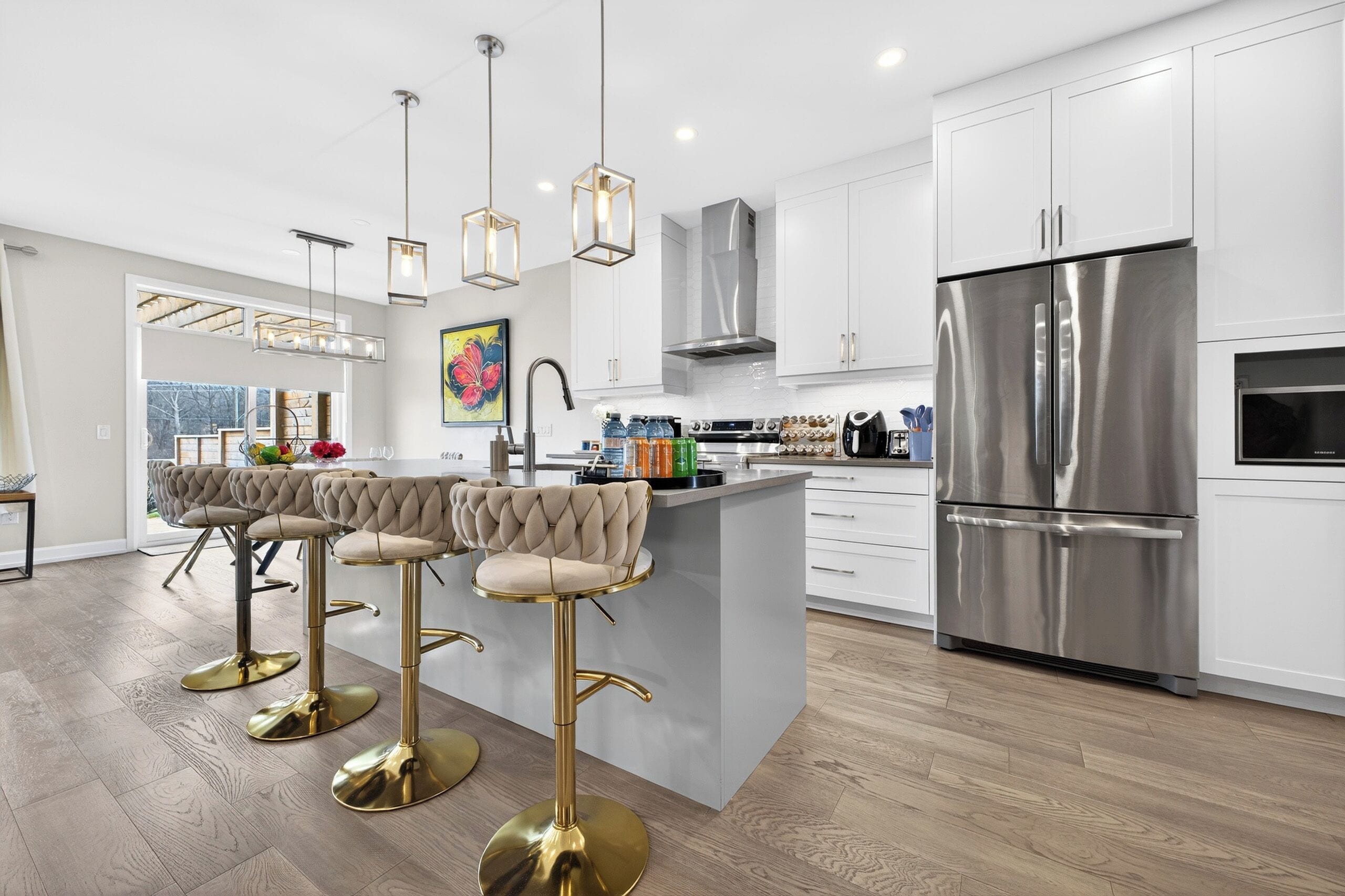 Jääkaappi, mikroaaltouuni, uuni, liesi