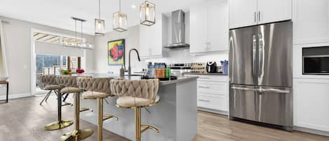 冷蔵庫、電子レンジ、オーブン、コンロ