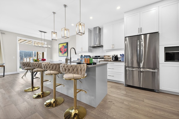 Kühlschrank, Mikrowelle, Ofen, Herdplatte