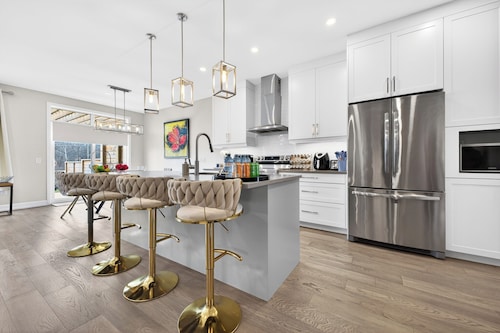 Luxurious Niagara 3 Bdr Townhouse /Garage