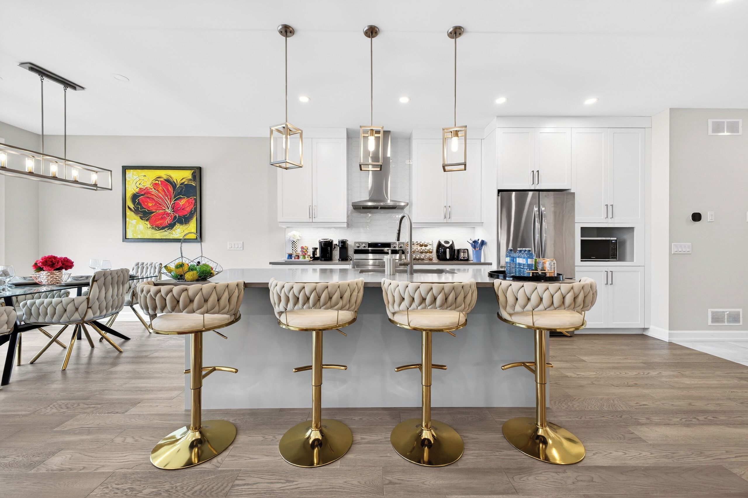 Jääkaappi, mikroaaltouuni, uuni, liesi