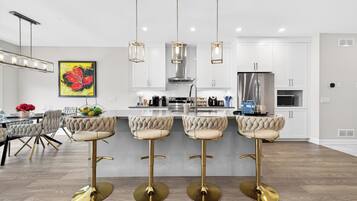 Jääkaappi, mikroaaltouuni, uuni, liesi