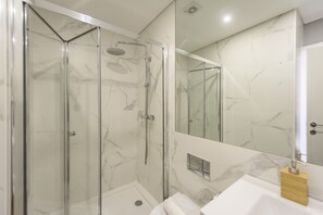 Dusche, Haartrockner, Handtücher, Seife