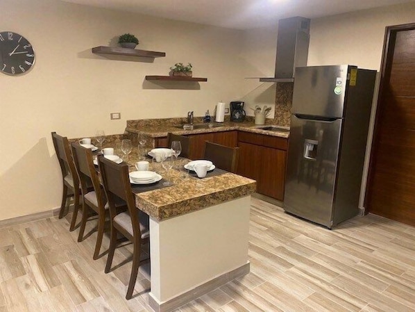 Deluxe Apartment | Private kitchen - Suites Bahia View (La Paz)