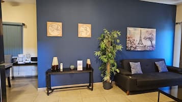 Leilighet | Oppholdsområde | En 32-tommers Flatskjerm-TV med kabel-kanaler samt TV og Netflix