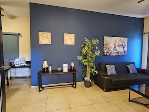 Apartment | Living area | 32-inch flat-screen TV with cable channels, TV, Netflix - Suites Bahia View (La Paz)