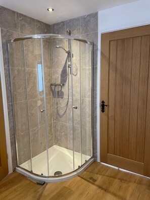 Dusche, Haartrockner, Handtücher, Toilettenpapier