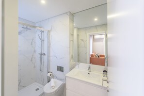 Dusche, Haartrockner, Handtücher, Seife