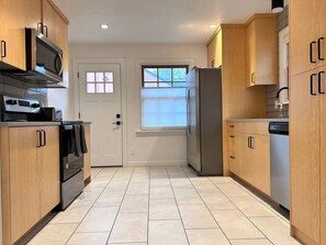 Frigorífic, microones, forn i placa de cuina 