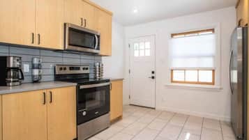 Lemari es, microwave, oven, dan kompor