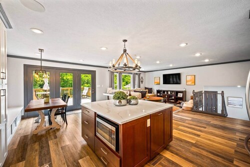 Red’s Luxury Retreat; 4bd 3.5 ba, 2300 sq ft