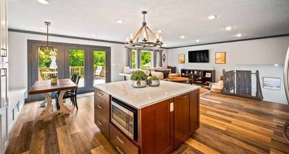 Red’s Luxury Retreat; 4bd 3.5 ba, 2300 sq ft