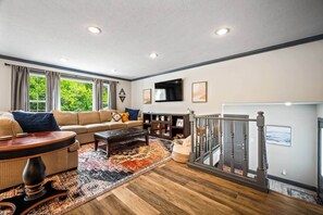 Living area - Red’s Luxury Retreat; 4bd 3.5 ba, 2300 sq ft (Peoria)