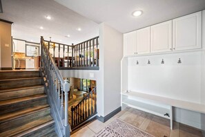 Interior - Red’s Luxury Retreat; 4bd 3.5 ba, 2300 sq ft (Peoria)