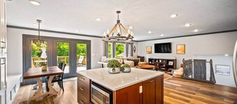 Red’s Luxury Retreat; 4bd 3.5 ba, 2300 sq ft