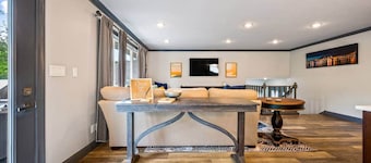 Red’s Luxury Retreat; 4bd 3.5 ba, 2300 sq ft
