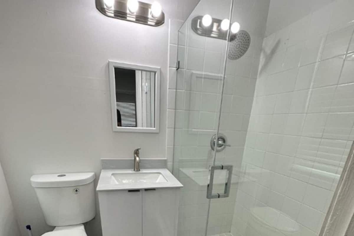 Apartamento familiar | Baño | Ducha, cabezal de ducha tipo lluvia, toallas y jabón