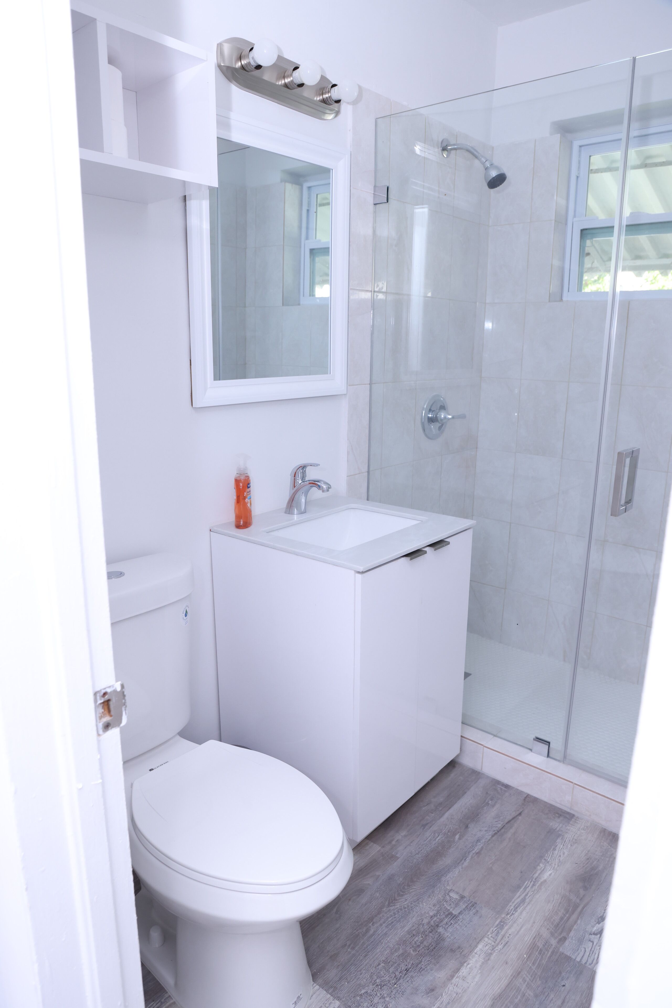Ein modernes Badezimmer mit Toilette, Waschbecken und einer Duschkabine.