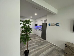 Refrigerador con freezer, microondas, tostadora, utensilios de cocina