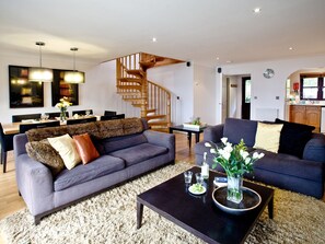 TV, DVD player - 3 bedroom accommodation in Wadebridge (Wadebridge)