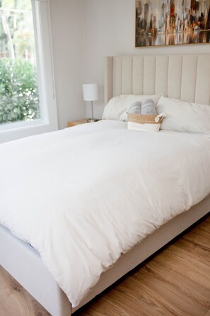 3 habitaciones, escritorio y tabla de planchar con plancha 