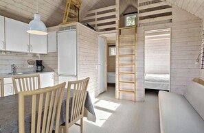 Comfort huisje | Privékeuken | Een minikoelkast, een kookplaat, een koffiezetapparaat/waterkoker