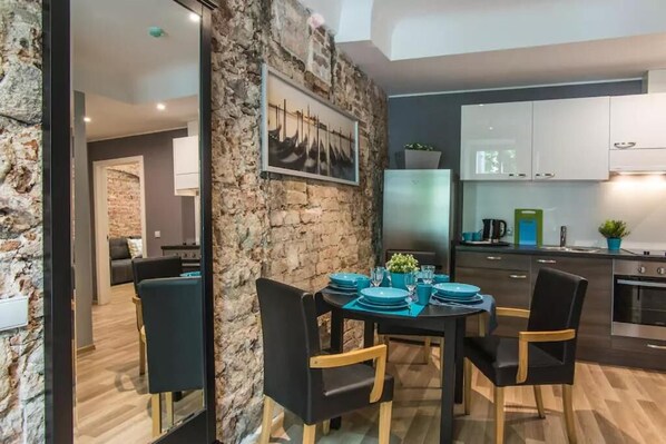 Fridge, oven, stovetop, electric kettle