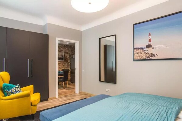 1 chambre, fer et planche à repasser, lit de bébé portatif