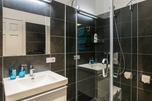 Douche, sèche-cheveux, serviettes fournies, savon