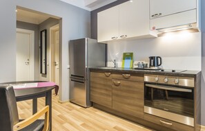 Fridge, oven, stovetop, electric kettle - Colonel Suites & Apartments  (Riga)