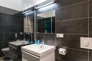 Shower, hair dryer, soap, toilet paper - Colonel Suites & Apartments (Riga)