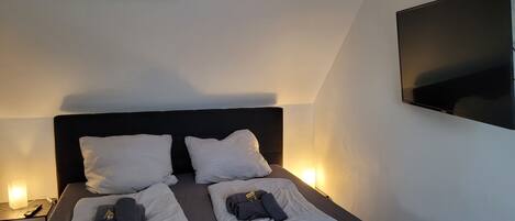 1 bedroom, desk, free WiFi, bed sheets