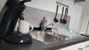 Kühlschrank, Mikrowelle, Herdplatte, Geschirrspüler
