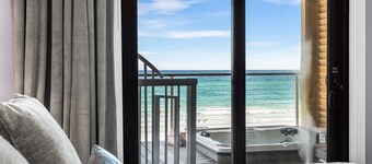 LUXURY ON PRIVATE BEACH: Gulf Front Hot Tub, Remodeled 2024, Beach Svc, 4 Kings