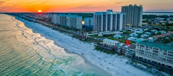 LUXURY ON PRIVATE BEACH: Gulf Front Hot Tub, Remodeled 2024, Beach Svc, 4 Kings