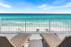 On the beach - LUXURY ON PRIVATE BEACH: Gulf Front Hot Tub, Remodeled 2024, Beach Svc, 4 Kings (Miramar Beach)