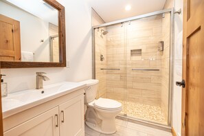 Douche, sèche-cheveux, serviettes fournies, savon