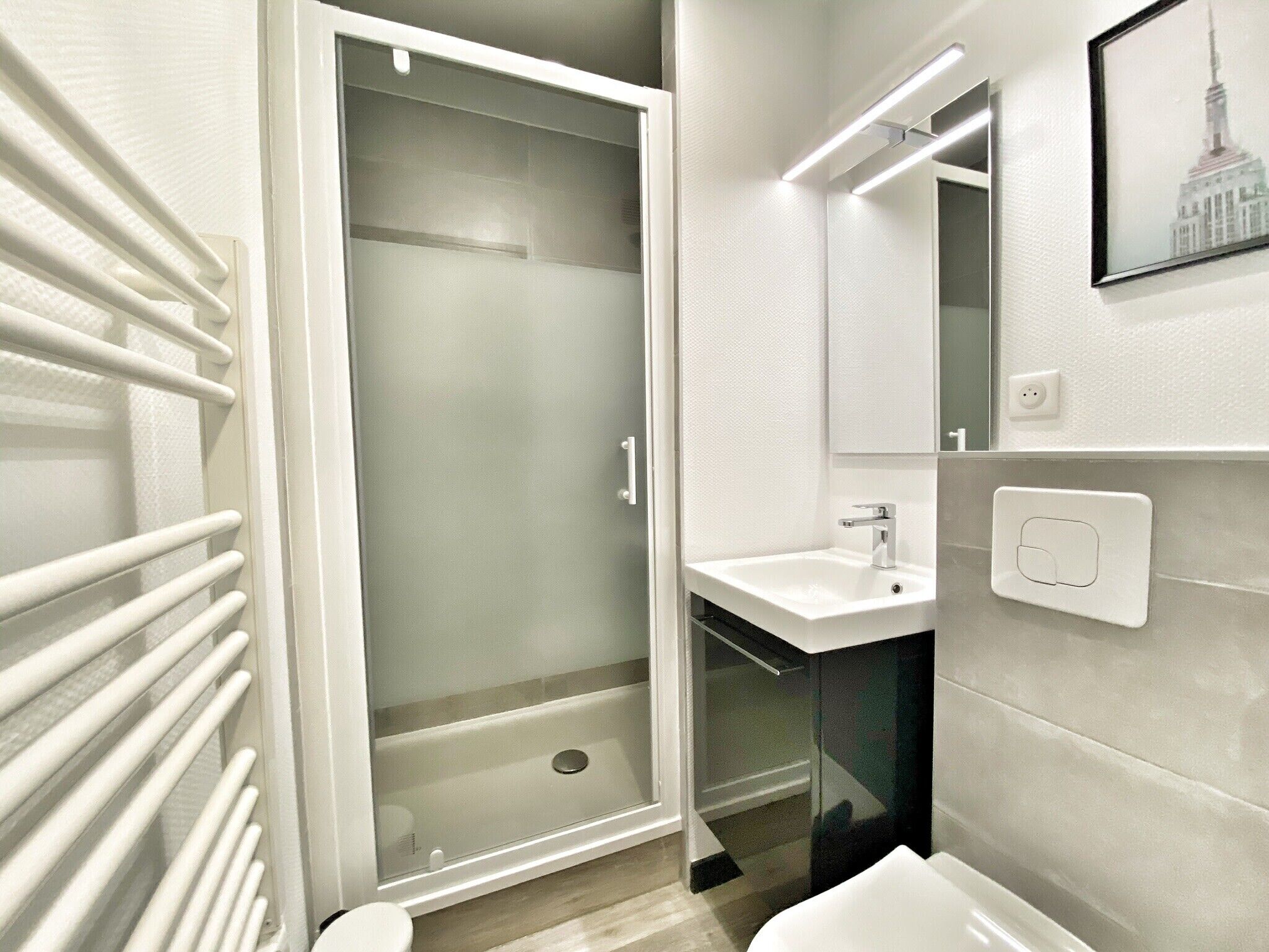 Shower, hair dryer, towels