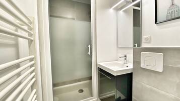 Douche, sèche-cheveux, serviettes fournies