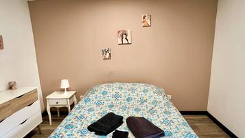 1 habitación, tabla de planchar con plancha, wifi y ropa de cama