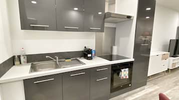 Kühlschrank, Mikrowelle, Ofen, Wasserkocher mit Kaffee-/Teezubehör
